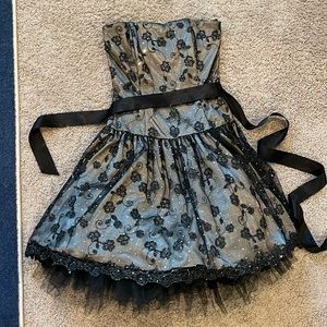 Formal short dress with puffy skirt lined with stiff tulle